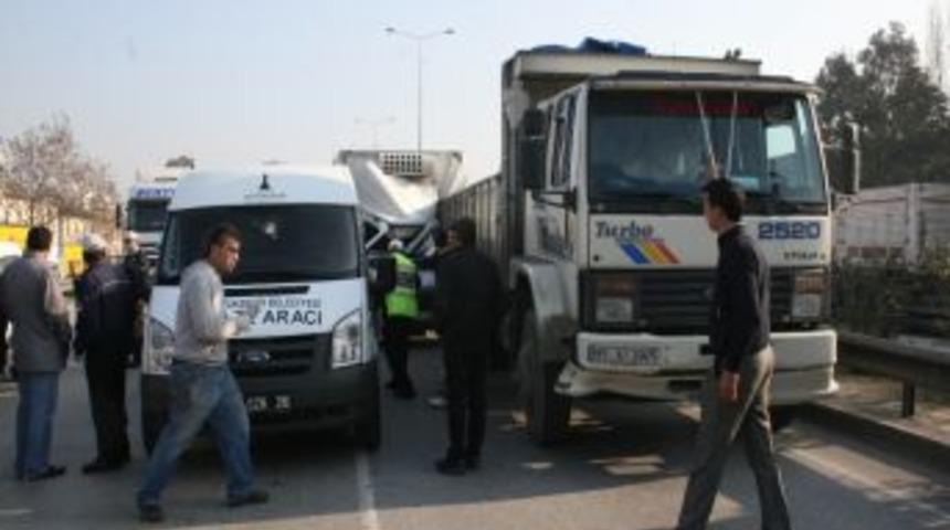 İzmir'de trafik kazası: 1 &ouml;l&uuml;