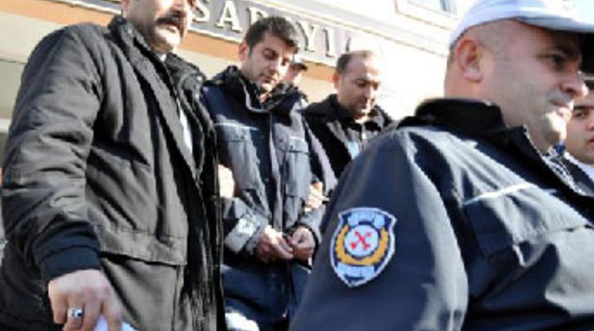 Adliye &ouml;n&uuml;nde cinayetin zanlısı tutuklandı