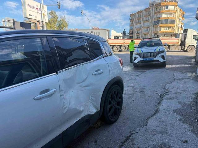 Serik’te iki otomobil çarpıştı: 1 yaralı 1