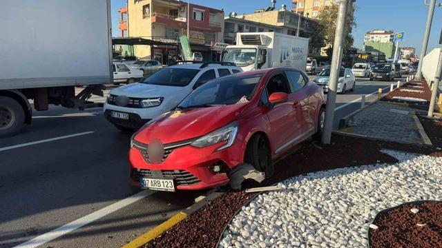 Serik’te iki otomobil çarpıştı: 1 yaralı