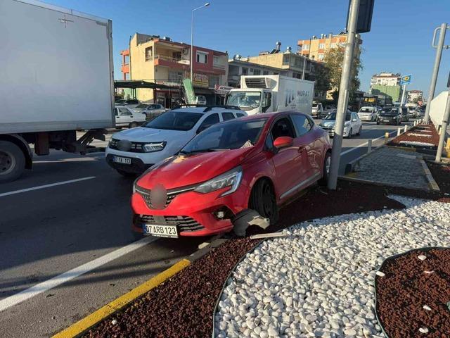 Serik’te iki otomobil çarpıştı: 1 yaralı