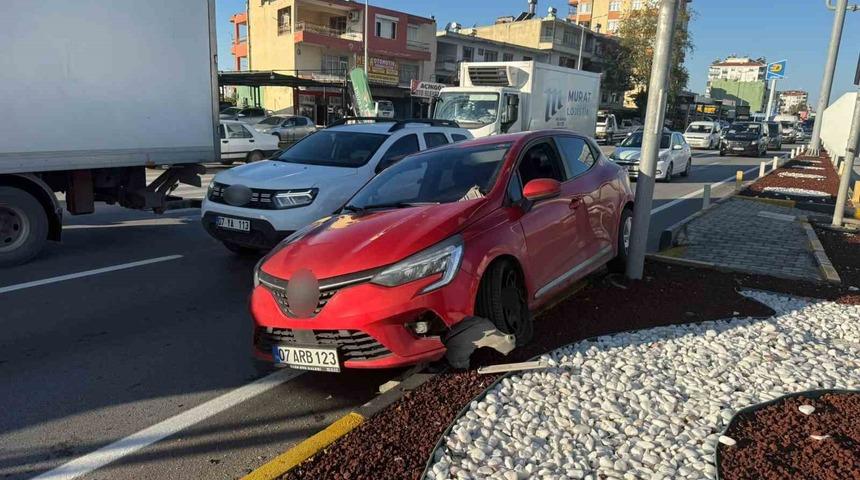Serik’te iki otomobil çarpıştı: 1 yaralı