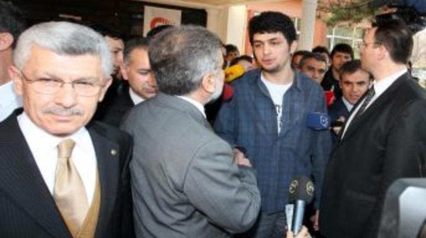 Bakan Yıldız, kendisini protesto eden &ouml;ğrenciyi yanına oturttu