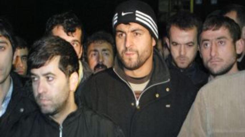 &Uuml;cretlerine zam isteyen &ouml;zel k&ouml;m&uuml;r işletmesi &ccedil;alışanları greve başladı