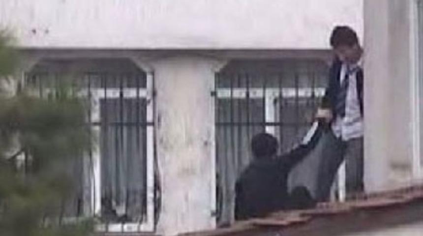 Kartı olan kapıdan olmayan duvardan