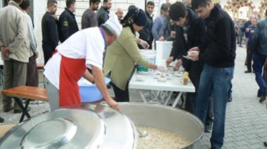 Side Belediyesi 5 bin kase aşure dağıttı