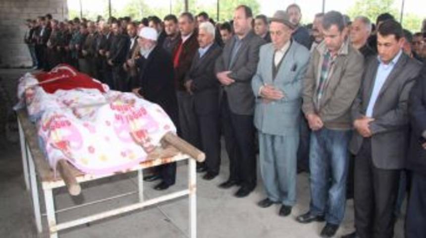 Suriye&rsquo;de &ouml;ld&uuml;r&uuml;len Dural, g&ouml;zyaşları arasında toprağa verildi