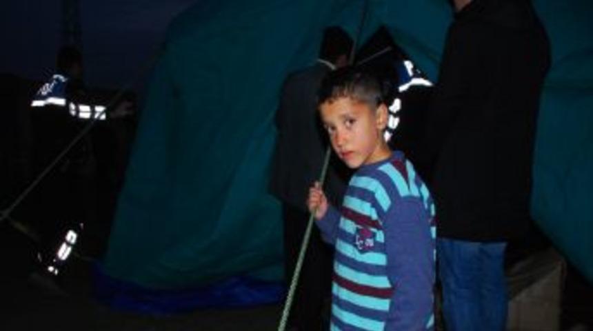 Van'da &ccedil;adır yangını: 1 bebek &ouml;ld&uuml;, 5 yaralı