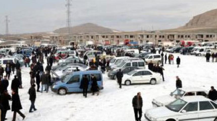 Depremzede aracını satmaya başladı