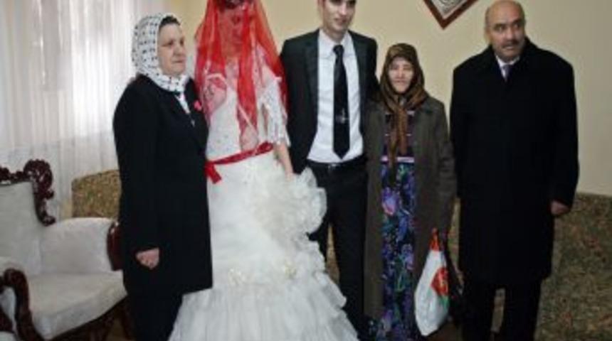 G&uuml;l Anneler Derneği, yetiştirme yurdundaki gen&ccedil; kızı evlendirdi