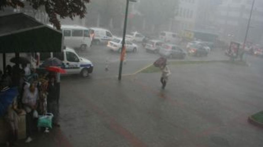 Lodos yerini sağanak yağmura bıraktı