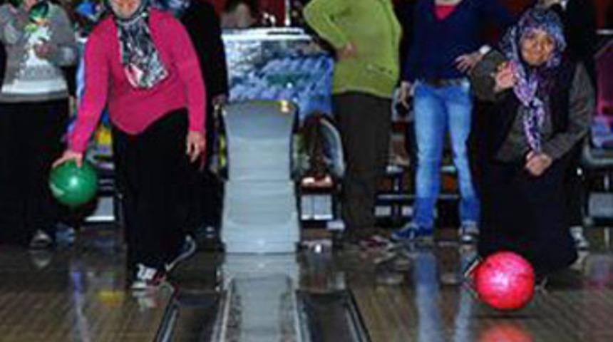 Gecekondulu kadınlar bowlingle tanıştı