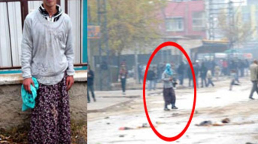 Etek giyip eşarp takanlar erkek &ccedil;ıktı