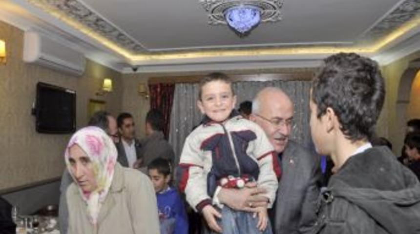 Vanlı depremzedeler moral yemeğinde buluştu