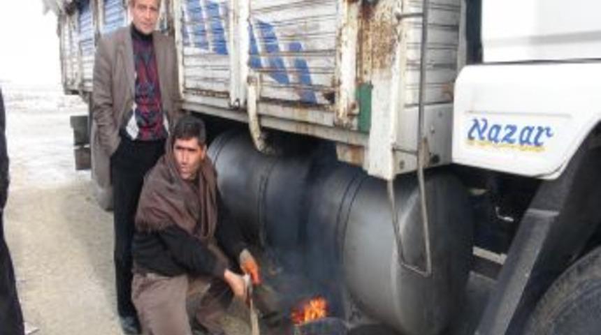 Tehlikeye aldırış etmeden, ara&ccedil; depolarını ateşle ısıtıyorlar
