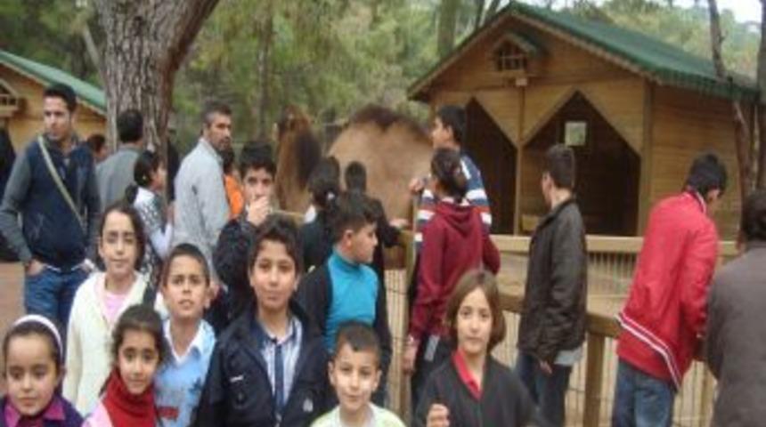 Depremzede &ouml;ğrenciler hayvanat bah&ccedil;esinde moral buldu