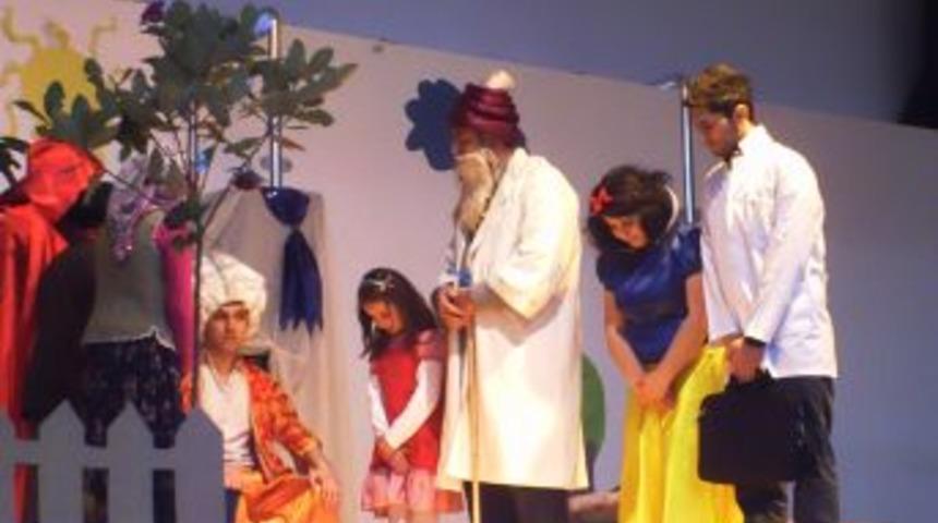 &Ouml;ğrenciler minik kardeşlerinin okulunu boyadı, k&ouml;t&uuml; alışkanlıkları anlattı