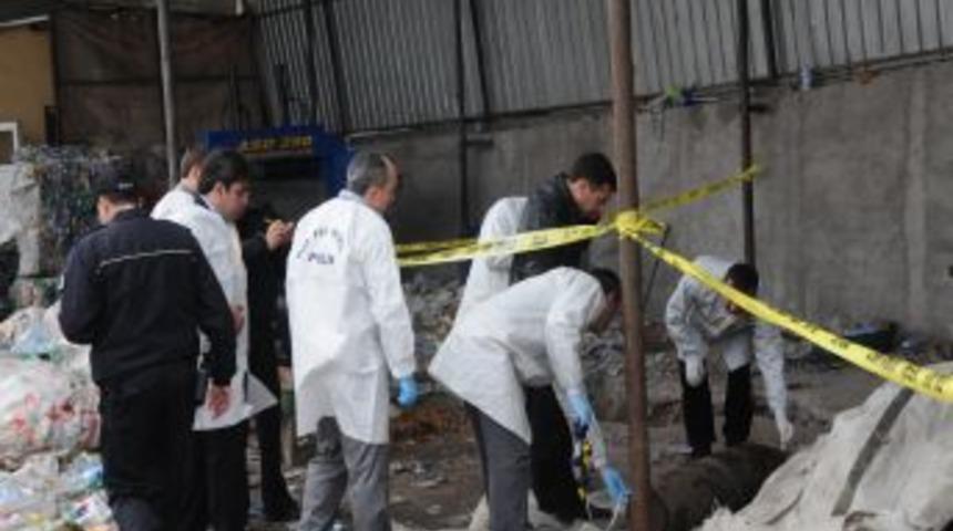 Hurda deposundaki kazıdan top mermisi &ccedil;ıktı