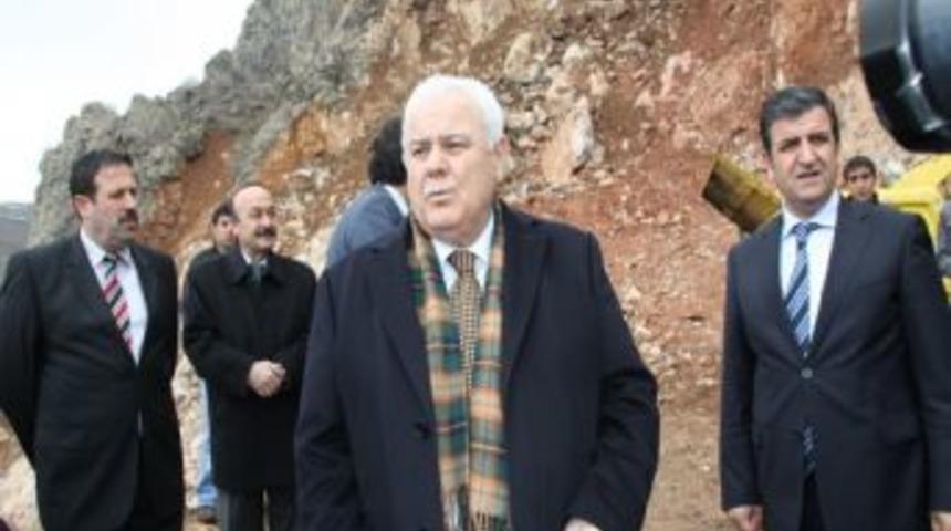 Vali Çolak, heyelan nedeniyle kapanan köy yolunda inceleme yaptı