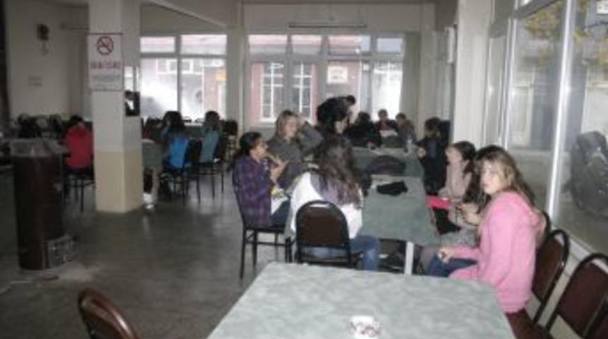 Kahvehane masalarını &ouml;ğrenciler doldurdu