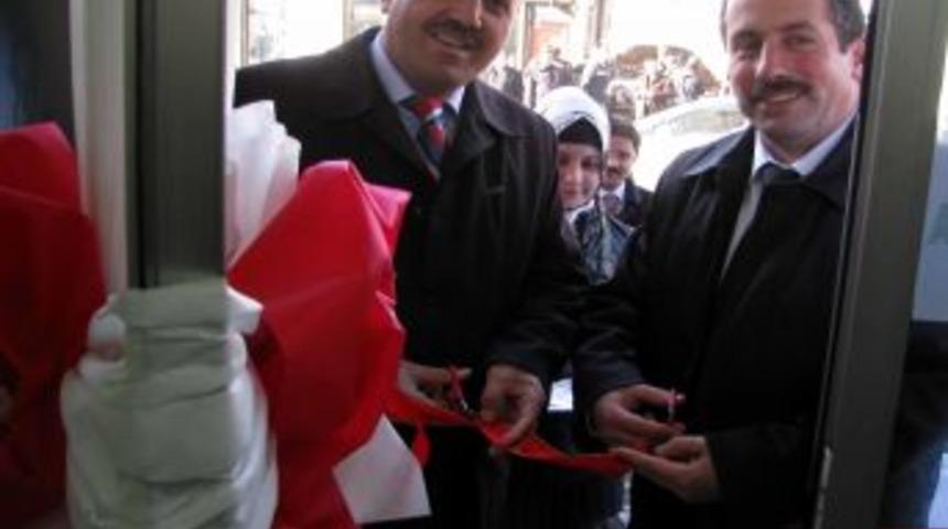 İnci Hanımlar Derneği, fakir öğrenciler yararına kermes düzenledi