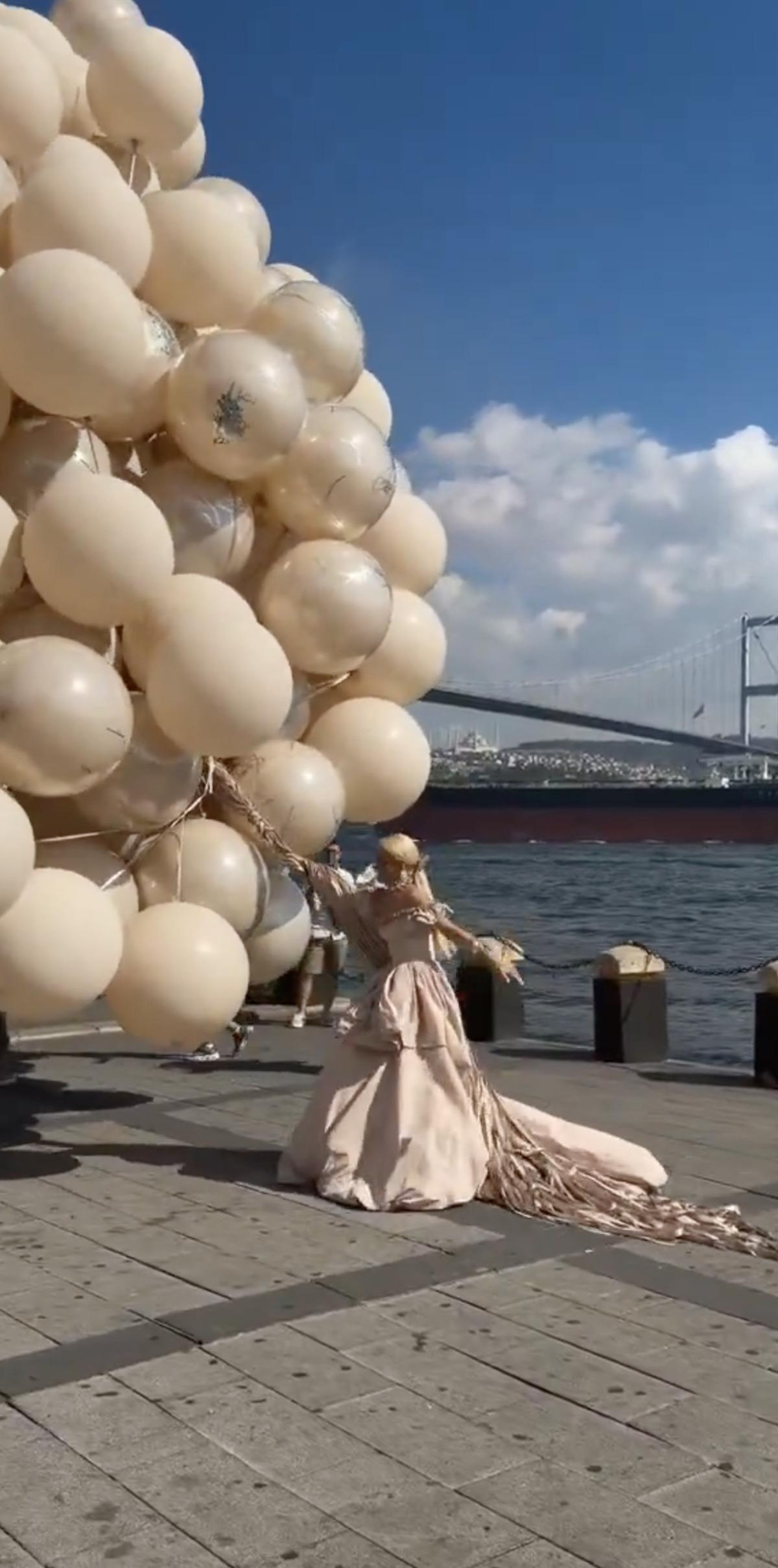 İstanbul da fotoğraf çekimi kabusa döndü! Dev balonlar kadını böyle sürükledi 1