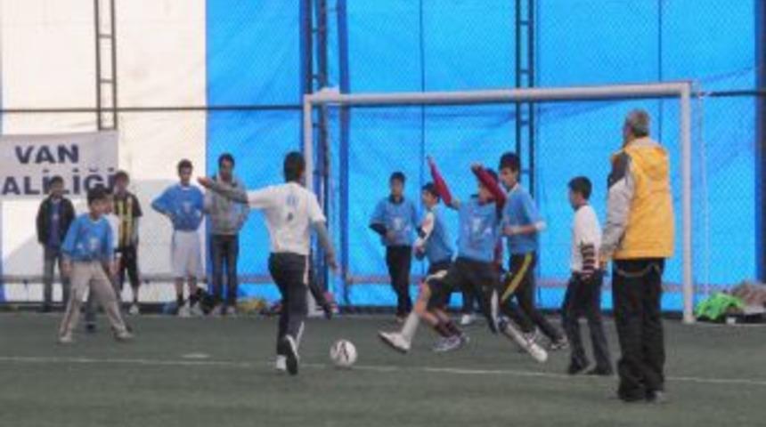 Depremzede &ccedil;ocuklar futbol turnuvasıyla eğlendi