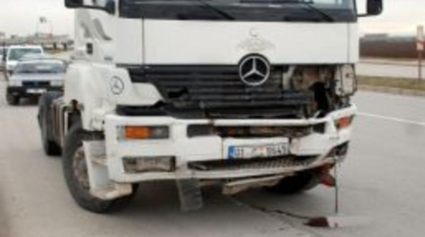 Adana'da trafik kazası: 1 &ouml;l&uuml; 2 yaralı