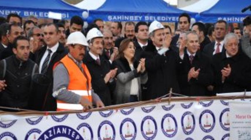 Hanımlar y&uuml;zme havuzu ve k&uuml;lt&uuml;r merkezinin temeli atıldı