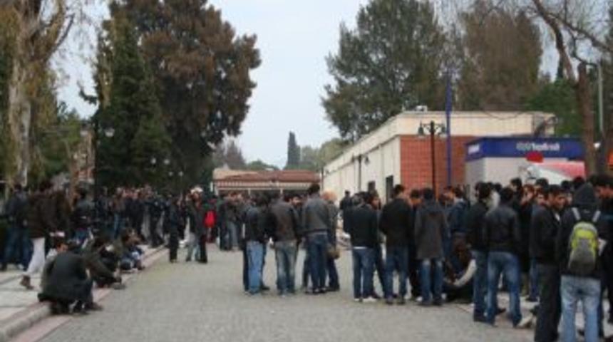 Ege &Uuml;niversitesi'nde bir grup &ouml;ğrenci '&Ccedil;anakkale' panelinde olay &ccedil;ıkardı