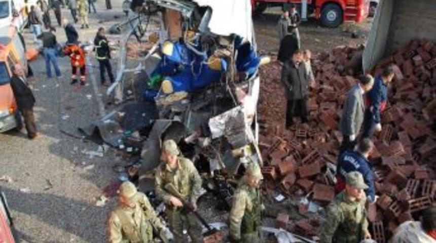 Diyarbakır Batman kara yolu kana bulandı 25 &ouml;l&uuml;