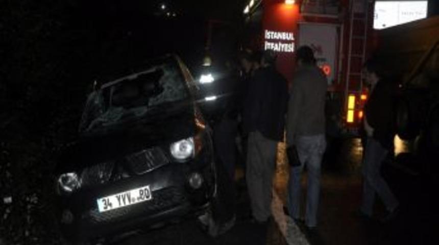 Kayganlaşan zeminde kaza yapan araç yan devrildi