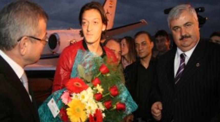 Mesut &Ouml;zil, &ouml;zel u&ccedil;akla memleketi Zonguldak'a geldi