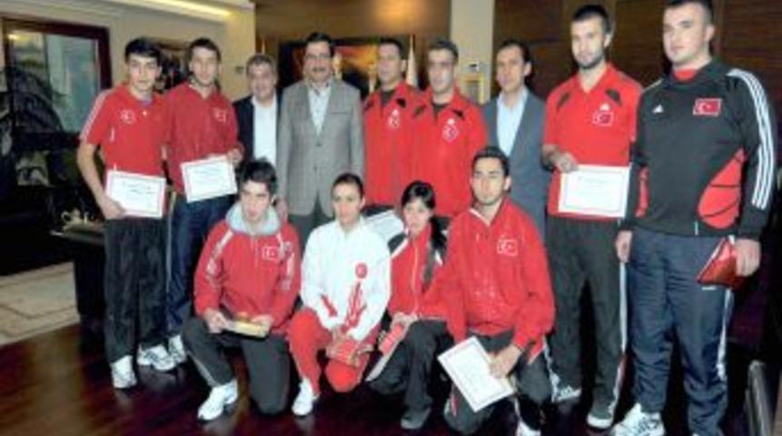 Şampiyonlar Başkan Ak'ı ziyaret etti