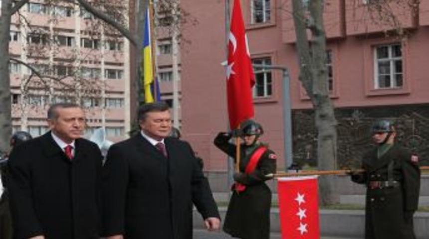 Ukrayna Devlet Başkanı resmi t&ouml;renle karşılandı