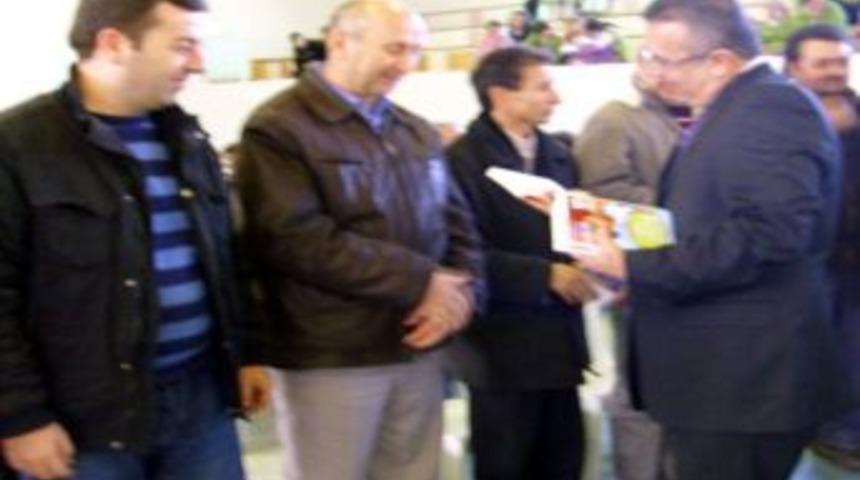 &Ouml;ğrenci velilerine kitap okumayı sevdirmek i&ccedil;in kitap dağıtıldı