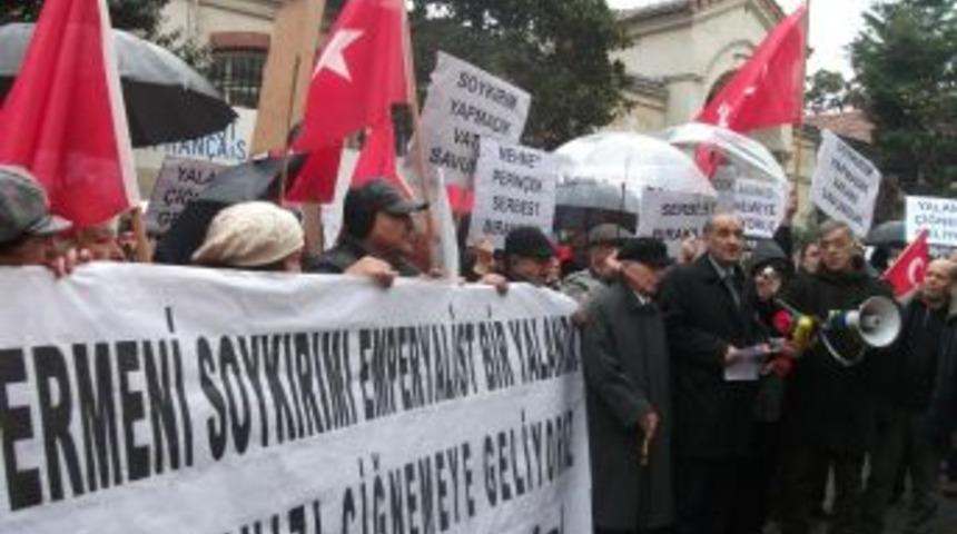 Konsolosluk &ouml;n&uuml;nde Fransa protestosu