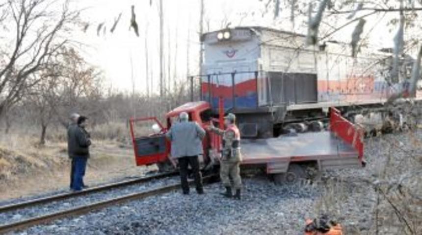 Trenin &ccedil;arptığı kamyonete bir kişi &ouml;ld&uuml;