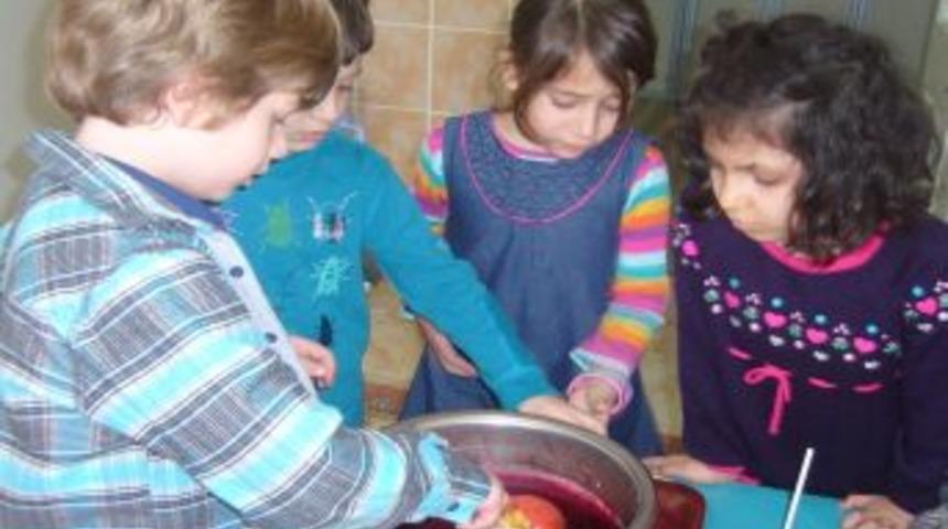 Anaokulu &ouml;ğrencilerinden elma şekeri tarifi