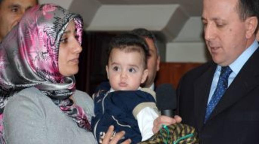 Vanlı depremzede SGK Başkanı'nın ziyaretinde g&ouml;zyaşlarına boğuldu