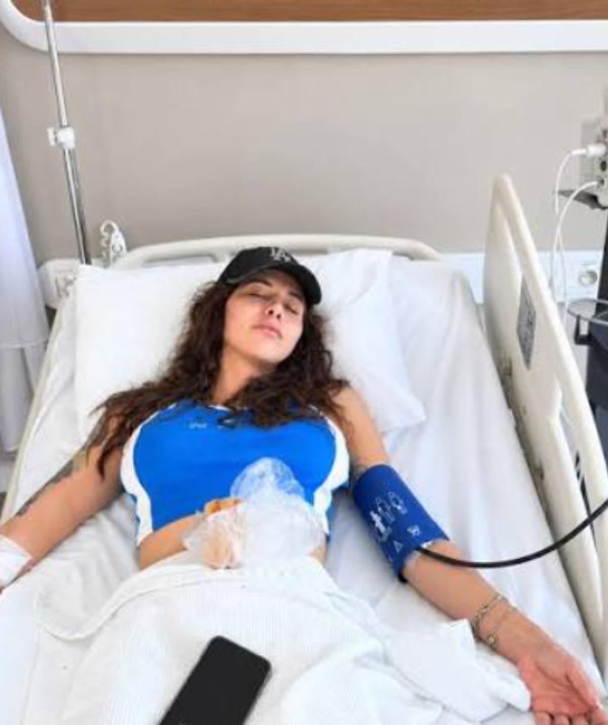 Nefise Karatay ın başına gelmeyen kalmadı! Duş kabini suratına patladı 1