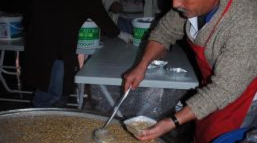 MHP'li kadınlar 5 bin kase aşure dağıttı