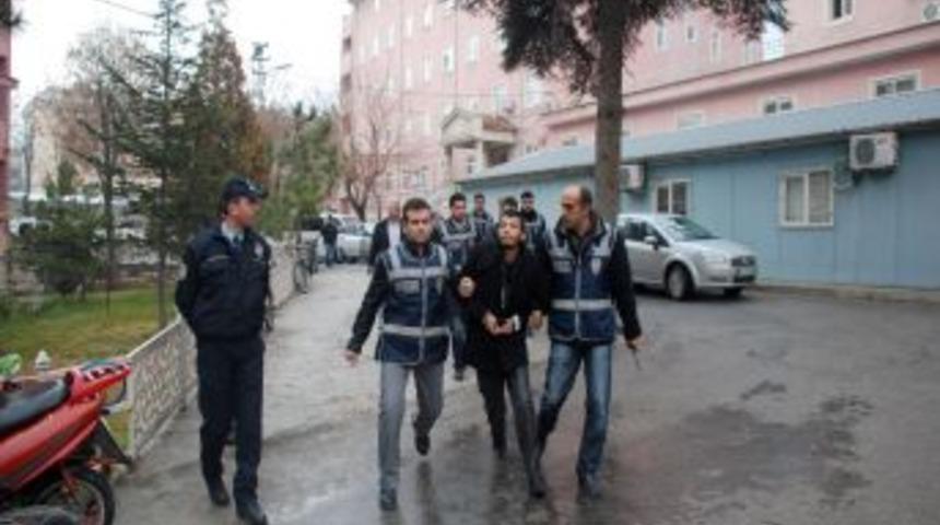 'Kartvizitli fuhuş &ccedil;etesi' operasyonunda 9 gasp&ccedil;ı yakalandı