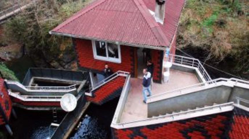 Dere kenarındaki kayanın &uuml;zerine 2 katlı lokanta ile alabalık tesisi yaptı