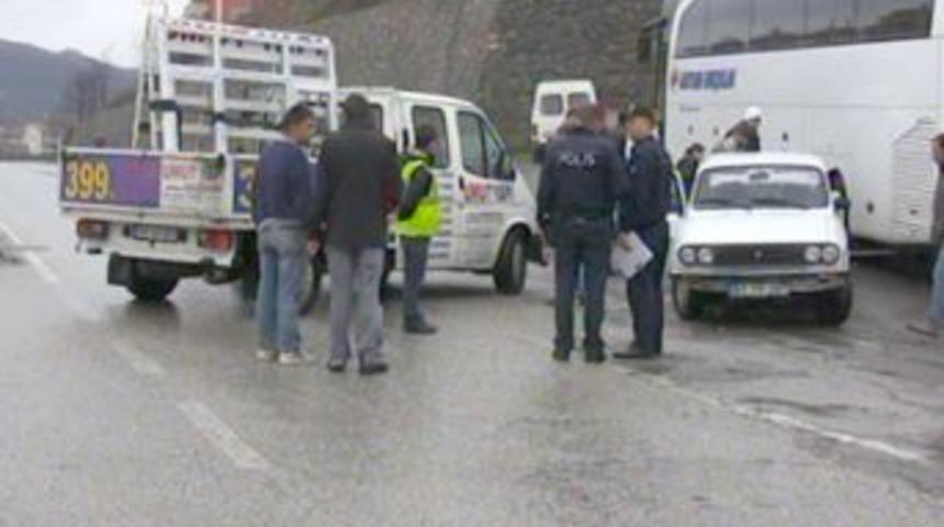 Otomobille kamyonet &ccedil;arpıştı: 2 yaralı