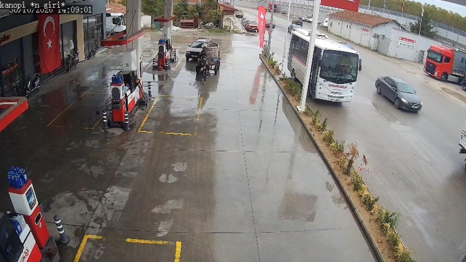 Yakıtı biten aracı at arabasıyla 2 kilometre çekti