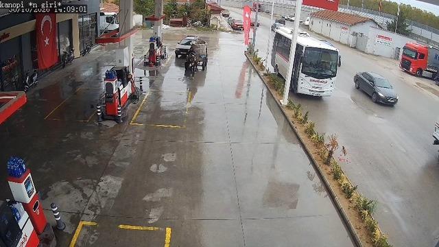 Yakıtı biten aracı at arabasıyla 2 kilometre çekti