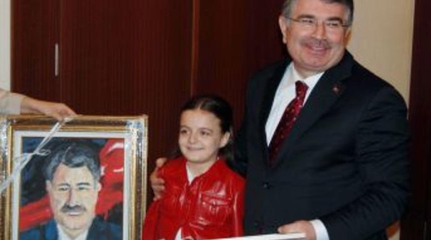 Ayaklarıyla yaptığı resmi bakan Şahin'e hediye etti