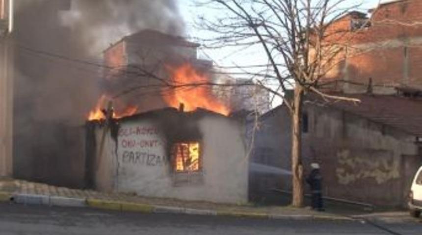 Gecekondudaki yangında 5 kişilik aile canını zor kurtardı