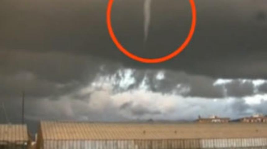 Oğlunu hortumun i&ccedil;inden &ccedil;ekip aldı